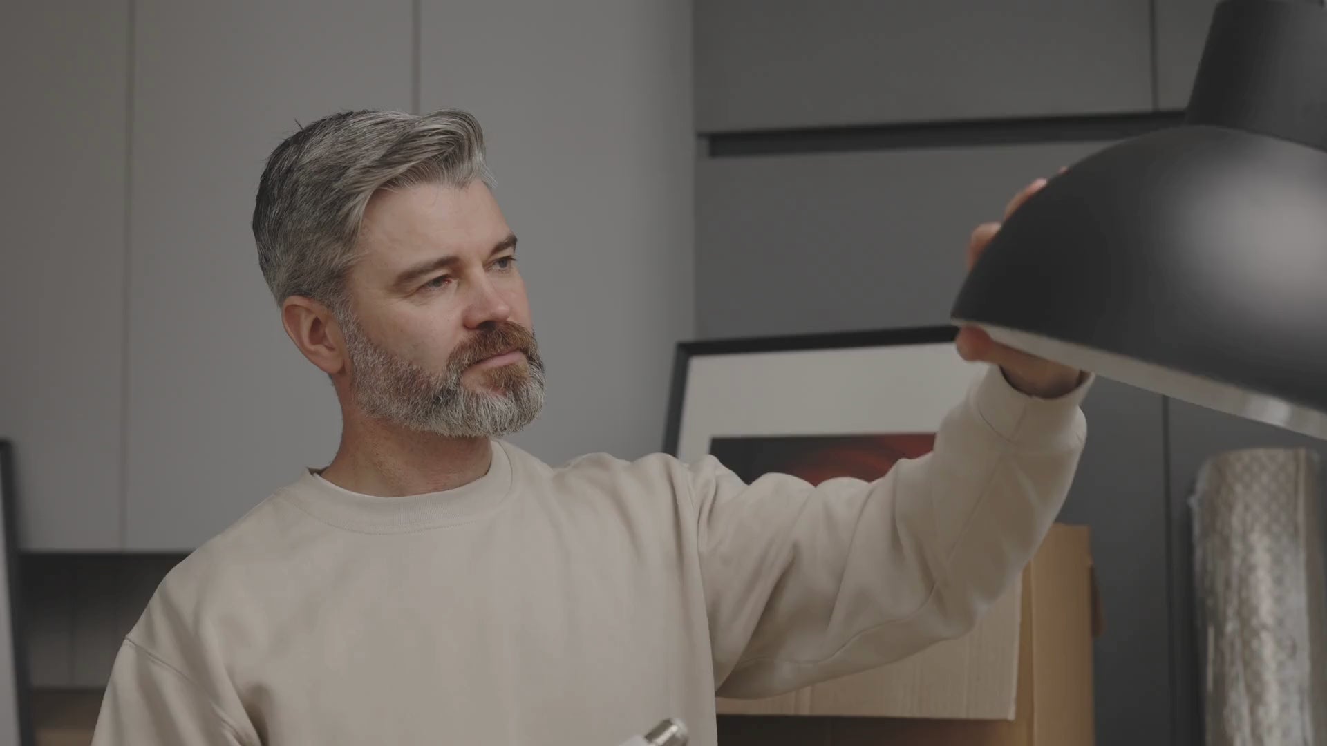 Charger la vidéo : Un homme satisfait de l&#39;assemblage de son modèle de lampe.